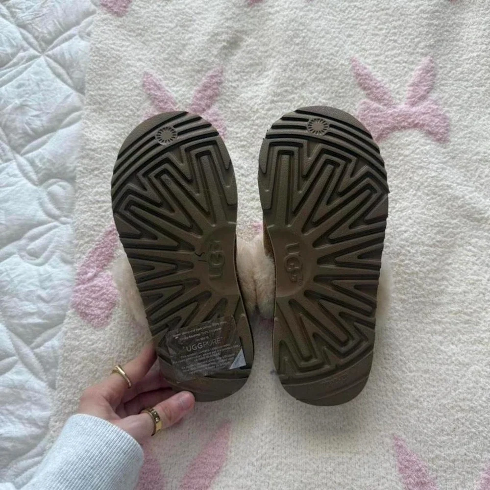 Ugg slippers brand new‎ never worn